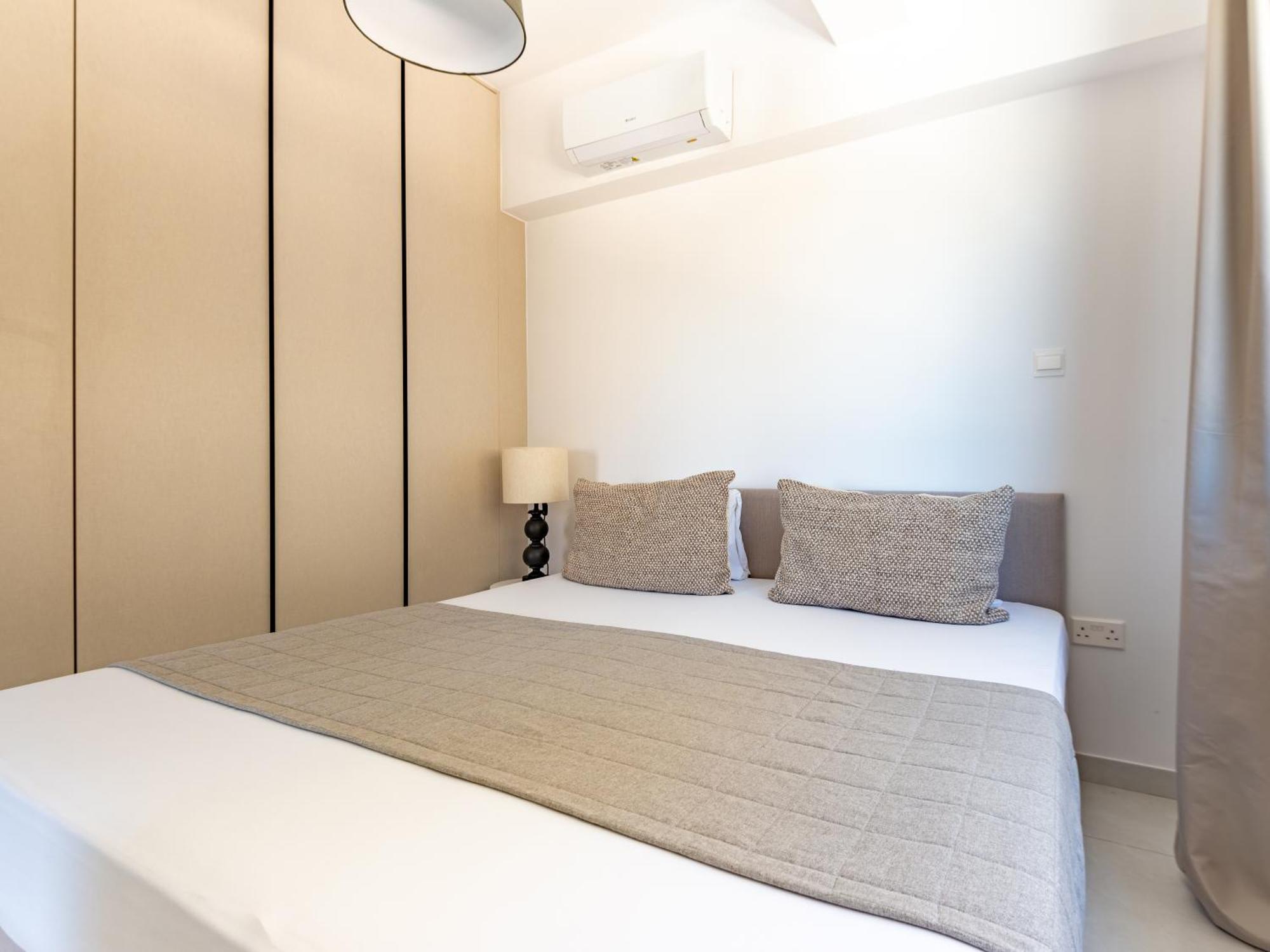 Sanders Only Limassol Quarto foto